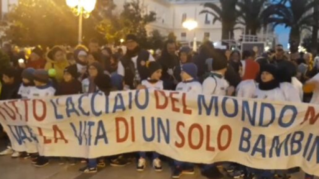 Lo striscione simbolo della protesta di Taranto contro l'inquinamento prodotto dall'ex Ilva.