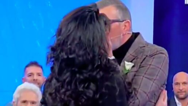Uomini e Donne: Marcello d&agrave; l'esclusiva ad Anna Maria, l'accoglie in studio baciandola sulle labbra