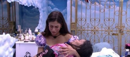 'BBB 20': Mari e Flayslane na madrugada. (Reprodu&ccedil;&atilde;o/TV Globo)