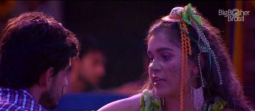 Guilherme e Gizelly conversaram muito durante a festa do L&iacute;der. (Reprodu&ccedil;&atilde;o/TV Globo)