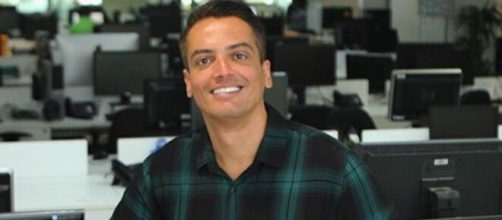 Leo Dias beija apresentador na televis&atilde;o. (Arquivo Blasting News)