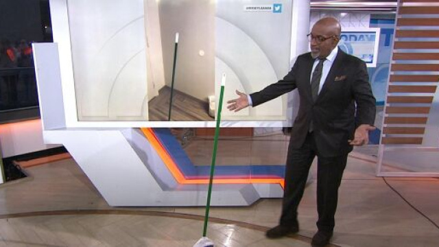 La scopa rimane in piedi da sola, ma l'asse terrestre non c'entra nulla.