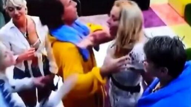 Rissa tra Antonella Elia e Valeria Marini.