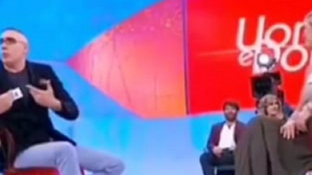 Uomini e Donne, Marco B ha riferito che ama travestirsi da Batman