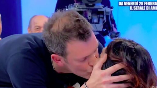 Uomini e Donne: Michele bacia Barbara per la prima volta al centro dello studio
