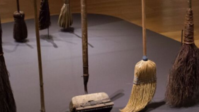 Foto della sfida delle scope in equilibrio.