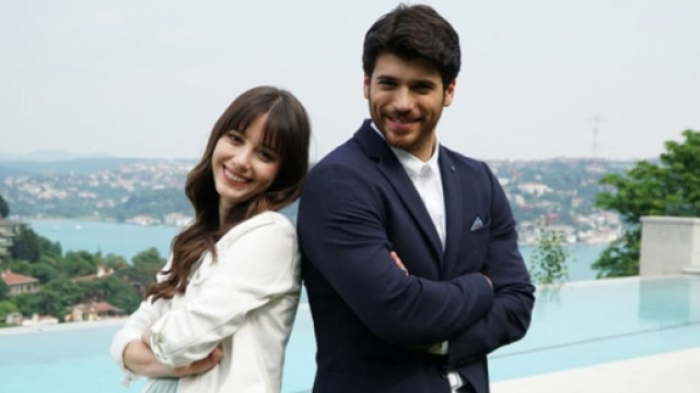 Can Yaman di nuovo insieme a &Ouml;zge G&uuml;rel in 'Bay Yanlış'