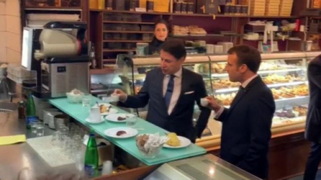 Conte mangia un bab&agrave; con Macron in piena emergenza coronavirus
