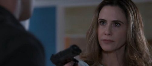 Guilhermina Guinle interpreta a advogada bandida Dominique em "Salve-se Quem Puder", da Globo. (Reprodu&ccedil;&atilde;o/TV Globo)