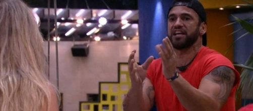 Mulheres colocam Hadson contra a parede no 'BBB20'. (Reprodu&ccedil;&atilde;o/TV Globo)