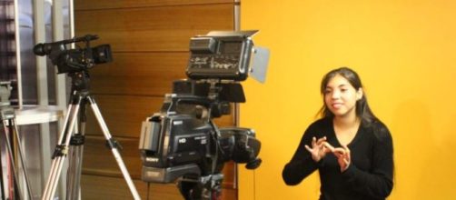 Utilizando el lenguaje de se&ntilde;as para transmitir un mensaje.