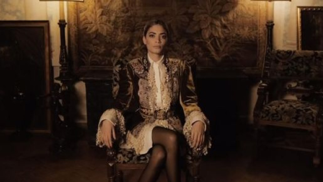 Elodie (all'anagrafe Elodie Di Patrizi) &egrave; una cantante di italo-francese. Il frame &egrave; tratto dal video di 'Non &egrave; la fine' (feat. Gemitaiz)