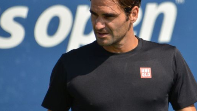 Roger Federer impegnato in un match per l'Africa.