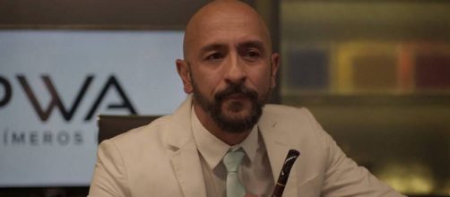 Ap&oacute;s fazer Nuno ser seu "laranja" na compra, empres&aacute;rio &eacute; passado para tr&aacute;s em 'Amor de M&atilde;e'. (Reprodu&ccedil;&atilde;o/TV Globo)