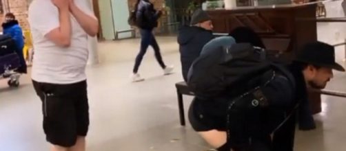 Fernando Zor 'mostra a bunda' no metro de Londres. (Reprodu&ccedil;&atilde;o/Instagram/@maraisa)