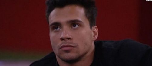 Petrix em conversa com as mulheres do BBB20 ap&oacute;s ser alertado sobre seus exageros nas festas. Reprodu&ccedil;&atilde;o/TV Globo