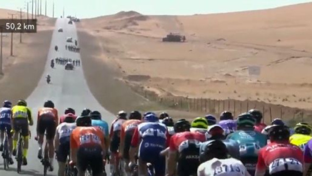 Il gruppo spezzato dal vento nella prima tappa del Saudi Tour