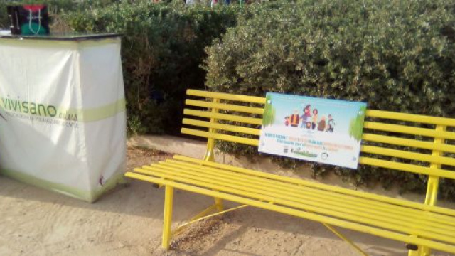 Panchina gialla contro la dipendenza da smartphone al Parco della Salute di Palermo