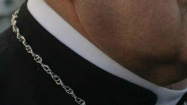 La prescrizione ha 'salvato' un prete da una condanna per aver avuto rapporti intimi con un minorenne adescato in chat.