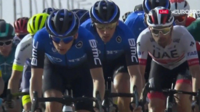 La caduta provocata da Rui Costa nella seconda tappa del Saudi Tour