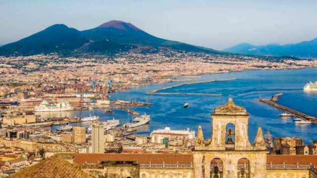 Napoli &egrave; la citt&agrave; in cui &egrave; cresciuta Anna Solaro, protagonista del romanzo di Lorenza Cozzolino.