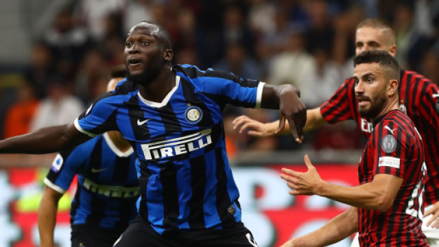 Lukaku in azione nel derby d'andata vinto 2-0 dall'Inter.