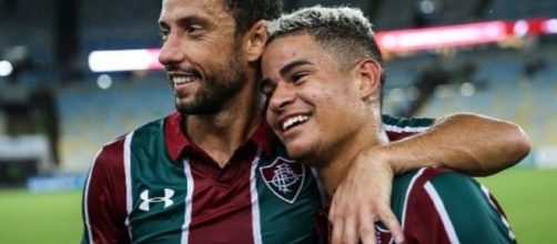 Abra&ccedil;ado por Nen&ecirc;, Miguel &eacute; um dos destaques do Fluminense na temporada. (Foto: Lucas Mer&ccedil;on - www.fluminense.com.br)