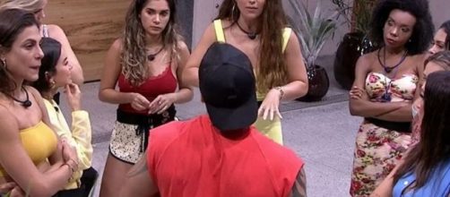 Hadson cercado e cobrado pelas mulheres: um dos grandes momentos da atual edi&ccedil;&atilde;o do 'BBB20'. (Reprodu&ccedil;&atilde;o/TV Globo)