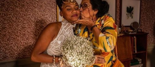 J&eacute;ssica Ellen e Regina Cas&eacute; esbanjam carinho e amor nos bastidores de 'Amor de M&atilde;e'. (Reprodu&ccedil;&atilde;o/GShow)