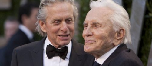 Kirk Douglas morreu aos 103 anos; ele aparece na foto com o filho o ator Michael Douglas. (Arquivo Blasting News)