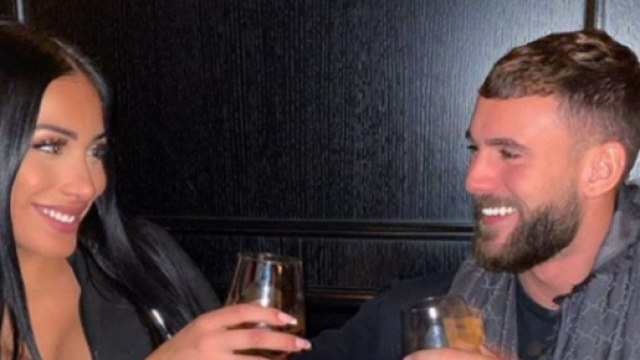 L&eacute;ana (La Villa 5) et Illan (Les Anges 12) en couple : ils s'embrassent pendant un live sur Instagram. &reg;Instagram : itsleana____