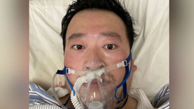 Li Wenliang &egrave; morto: fu il primo a lanciare l'allarme per il coronavirus e per questo venne arrestato.