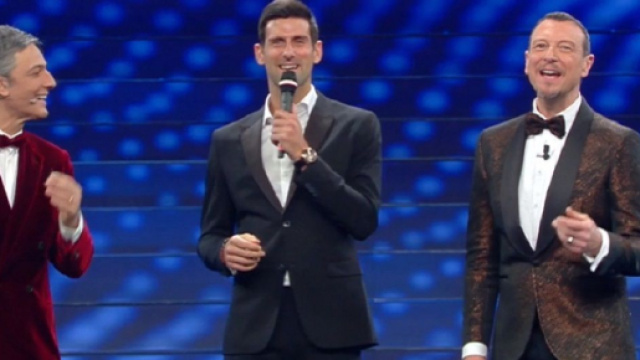 Novak Djokovic sul palco di Sanremo tra Fiorello e Amadeus.