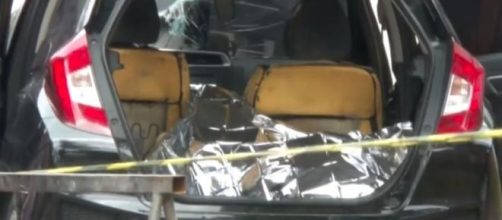 Carro tinha tr&ecirc;s corpos dentro. (Reprodu&ccedil;&atilde;o/TV Globo)