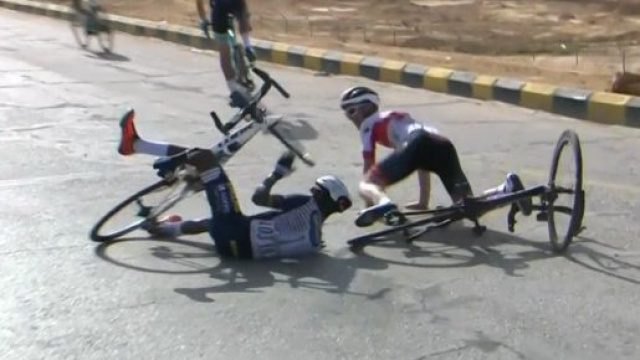 La caduta di Valerio Conti nella quarta tappa del Saudi Tour.