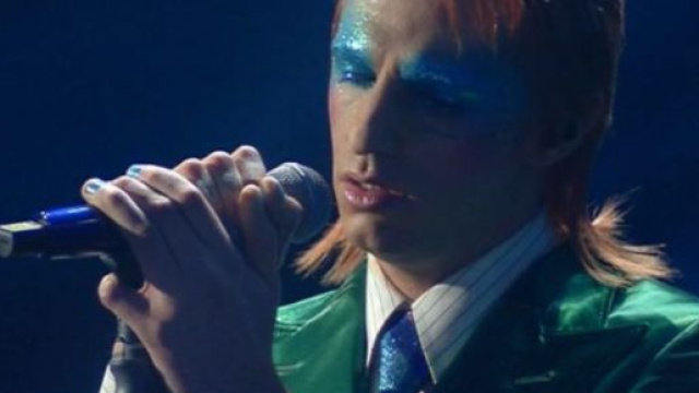 Sanremo 2020, Achille Lauro indossa il look di David Bowie