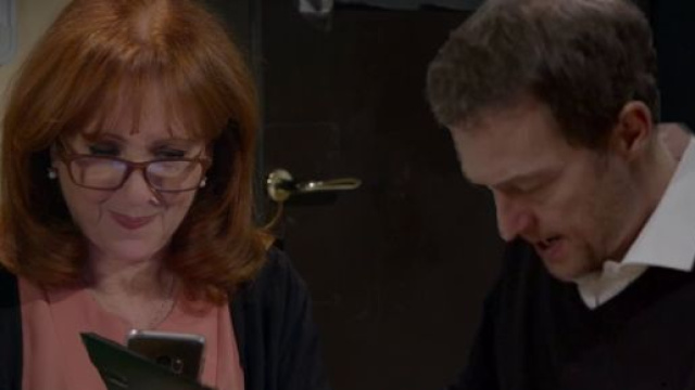 Un posto al sole Giulia (Marina Tagliaferri) e il misterioso truffatore (Fabio Cocifoglia).