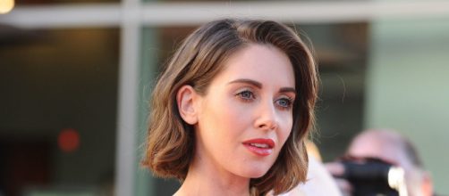 Alison Brie &eacute; a estrela do novo filme da Netflix 'Entre Realidades' (Foto: Arquivo Blastingnews)