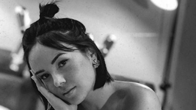 Agathe Auproux s'affiche dans son lit et fait pol&eacute;mique. Credit: Instagram/agatheauproux