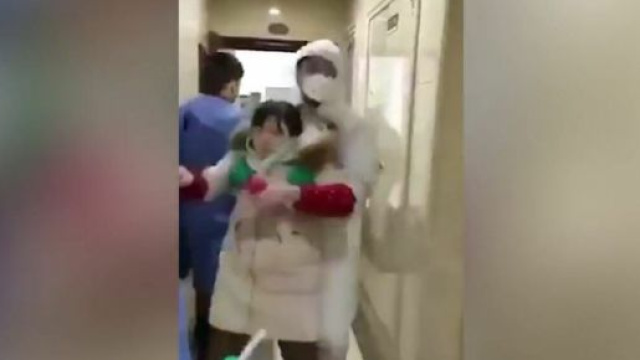 Coronavirus, un video dalla Cina mostra presunti malati portati via di casa a forza da autorit&agrave; in tuta antisettica.