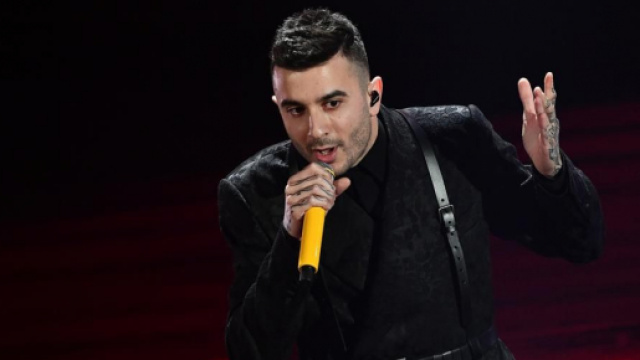 Junior Cally cita le Sardine durante il remake di 'Vado al massimo'