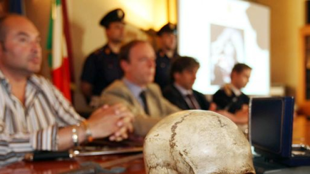 Prato, universitario a capo di una setta satanica: si finge vampiro e abusa di 4 ragazzi.