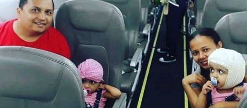 As g&ecirc;meas com os pais pouco ap&oacute;s a opera&ccedil;&atilde;o. (Reprodu&ccedil;&atilde;o)