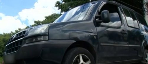 Homem se pendurou no bagageiro do ve&iacute;culo e caiu. (Reprodu&ccedil;&atilde;o/TV Tem)