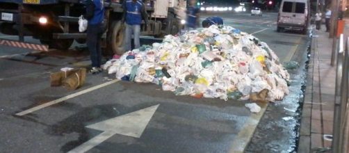 Montanha de alimentos abandonados ap&oacute;s show da cantora Pabllo Vittar. (Reprodu&ccedil;&atilde;o)