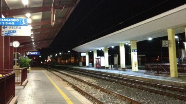 Pesaro, ragazzo travolto da un treno: ipotesi gesto volontario.