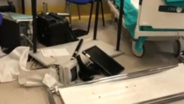 Napoli: carabiniere in borghese uccide 15enne per difendersi da una rapina, i familiari del ragazzo devastano l'ospedale.