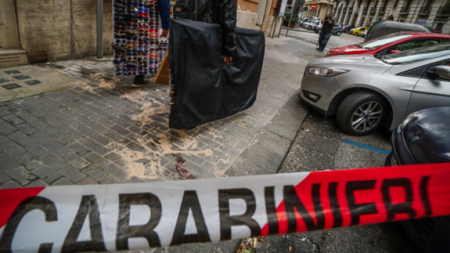 Napoli, parla il pap&agrave; del 16enne ucciso: 'Non era una rapina, ma una ragazzata'.