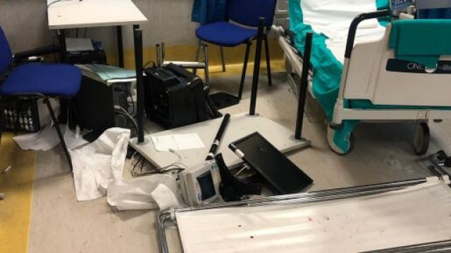 Napoli, sparatoria nella notte: morto 15enne, i parenti devastano pronto soccorso