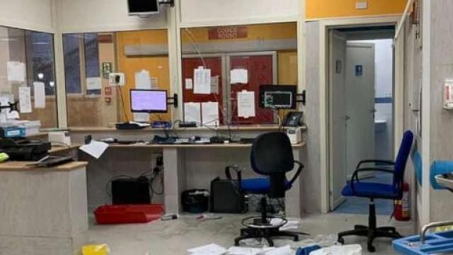 Napoli, tenta di rapinare un carabiniere e resta ucciso. I familiari devastano il pronto soccorso.